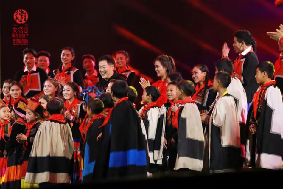 濮存昕和大涼山的孩子們一起登臺表演。